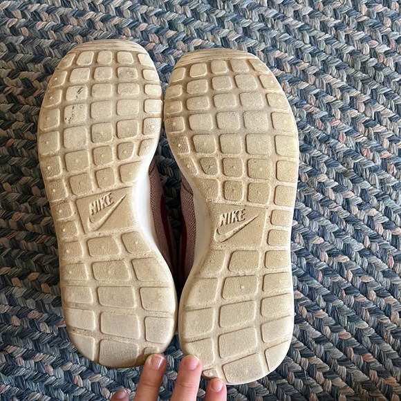 Womens Nike Roshe tennis shoes - Picture 3 of 6